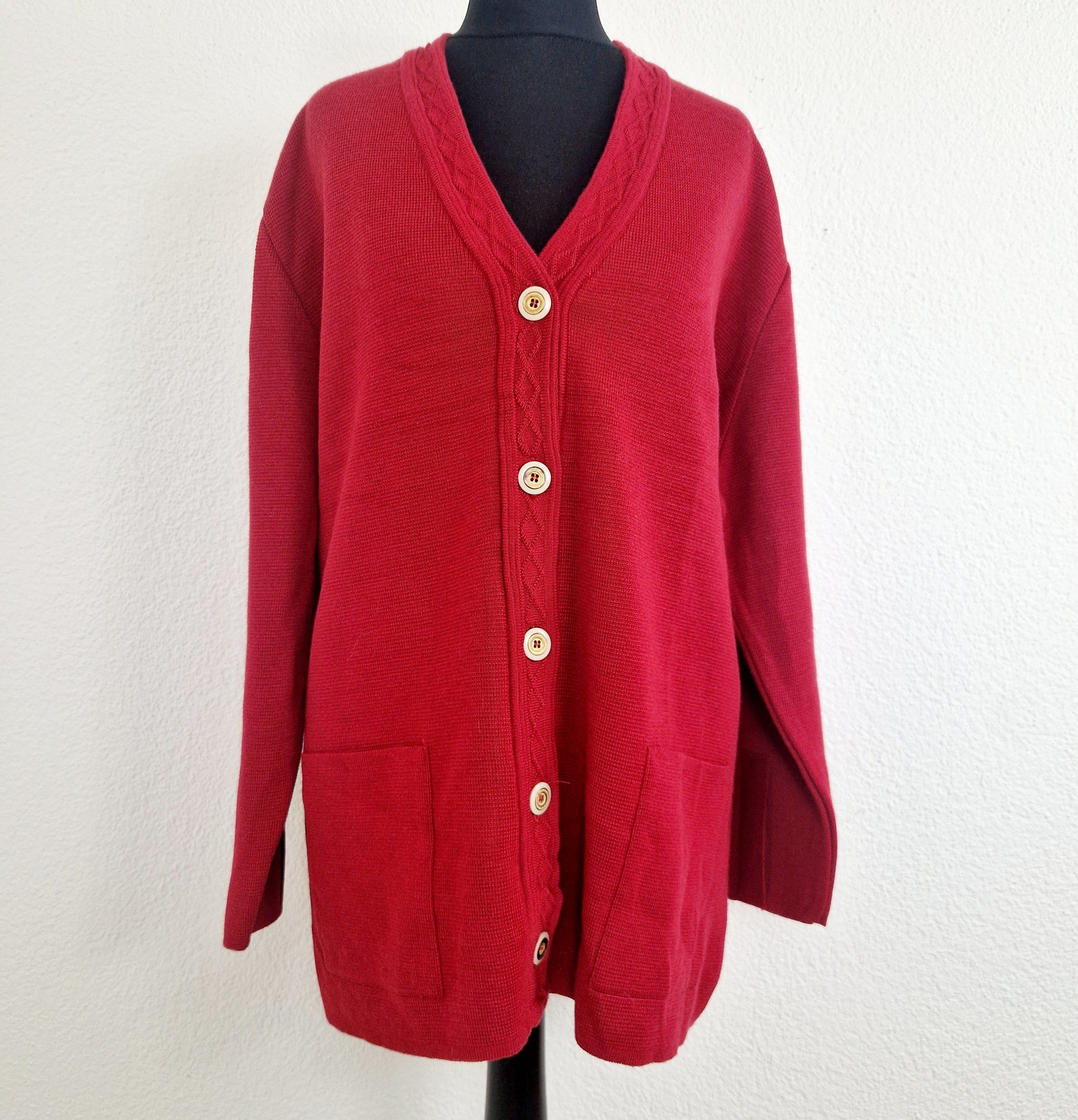Einzigartiger und nachhaltiger Vintage Cardigan in rot Unique and sustainable vintage cardigan in red. Front.