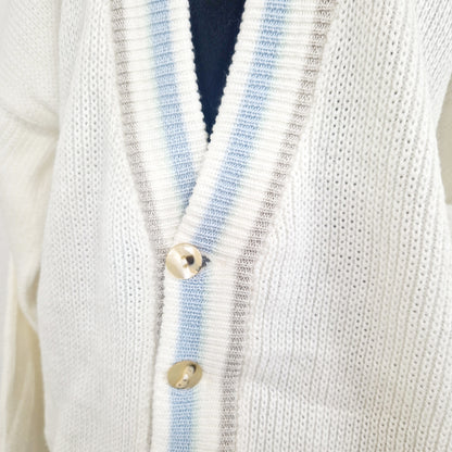 Einzigartiger und nachhaltiger Vintage Cardigan in weiss un hellblau. Unique and sustainable vintage cardigan in white and light blue. Close-up.
