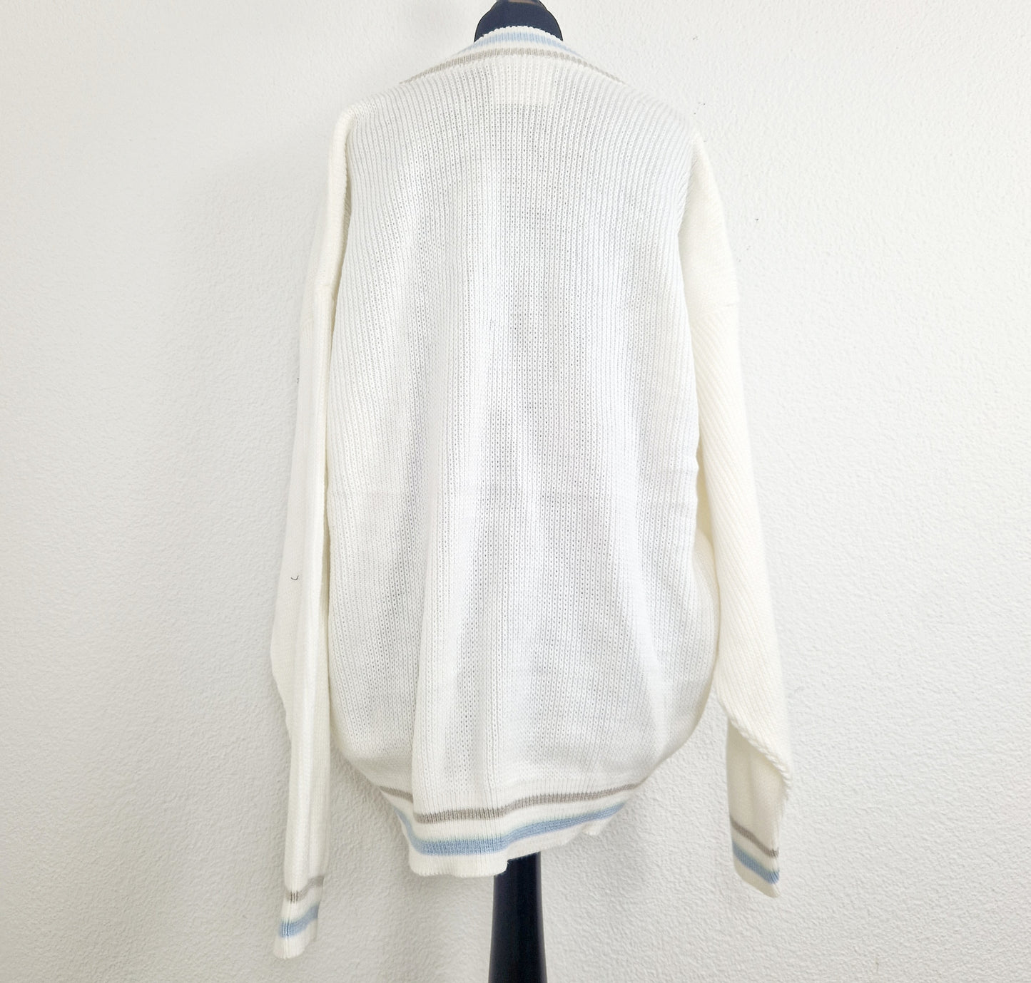 Einzigartiger und nachhaltiger Vintage Cardigan in weiss un hellblau. Unique and sustainable vintage cardigan in white and light blue. Back.