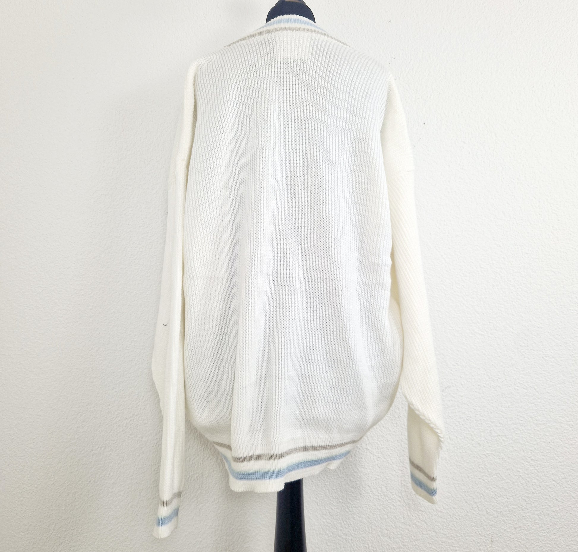 Einzigartiger und nachhaltiger Vintage Cardigan in weiss un hellblau. Unique and sustainable vintage cardigan in white and light blue. Back.