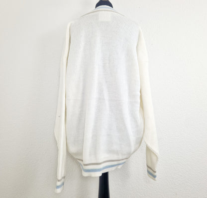 Einzigartiger und nachhaltiger Vintage Cardigan in weiss un hellblau. Unique and sustainable vintage cardigan in white and light blue. Back.