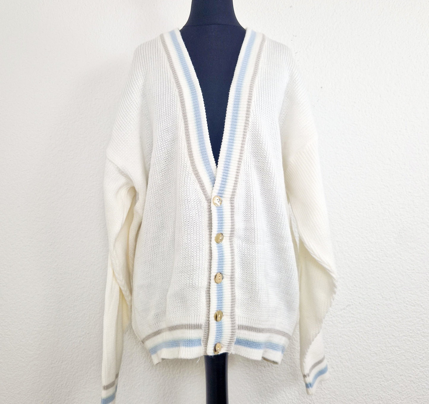 Einzigartiger und nachhaltiger Vintage Cardigan in weiss un hellblau. Unique and sustainable vintage cardigan in white and light blue. Front.