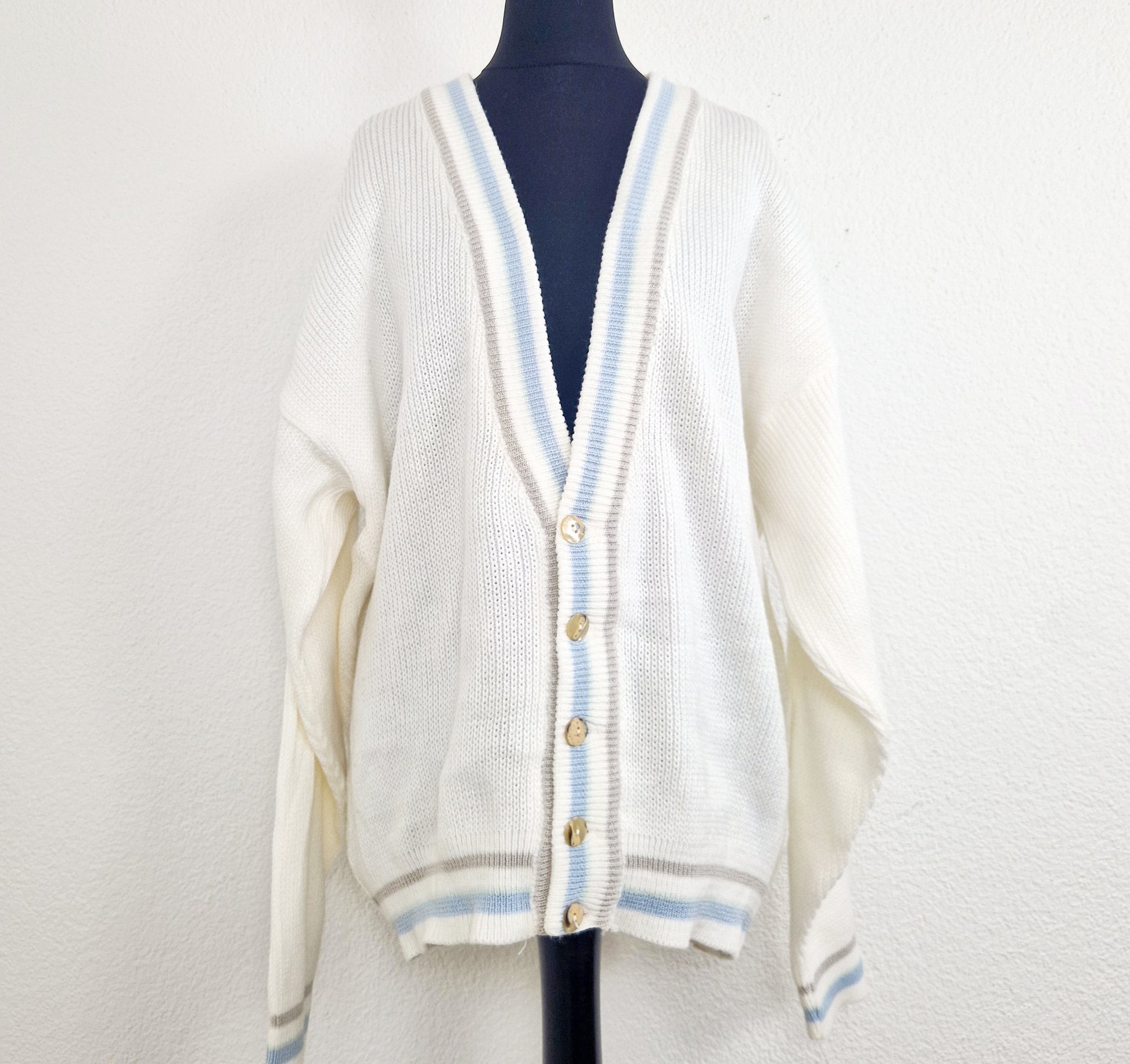 Einzigartiger und nachhaltiger Vintage Cardigan in weiss un hellblau. Unique and sustainable vintage cardigan in white and light blue. Front.