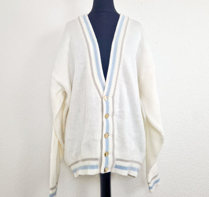 Einzigartiger und nachhaltiger Vintage Cardigan in weiss un hellblau. Unique and sustainable vintage cardigan in white and light blue. Front.