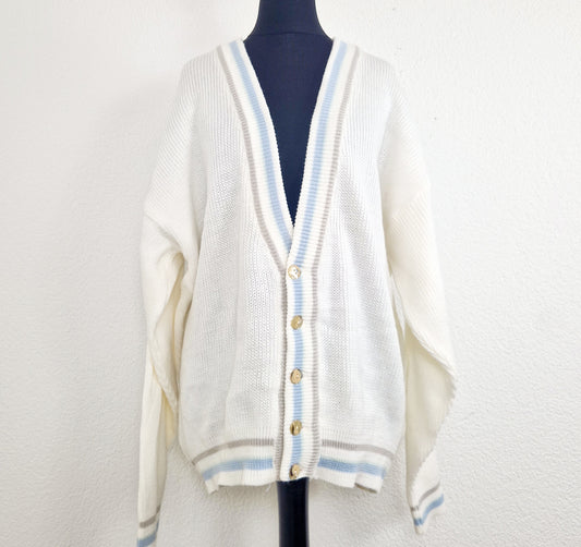 Einzigartiger und nachhaltiger Vintage Cardigan in weiss un hellblau. Unique and sustainable vintage cardigan in white and light blue. Front.