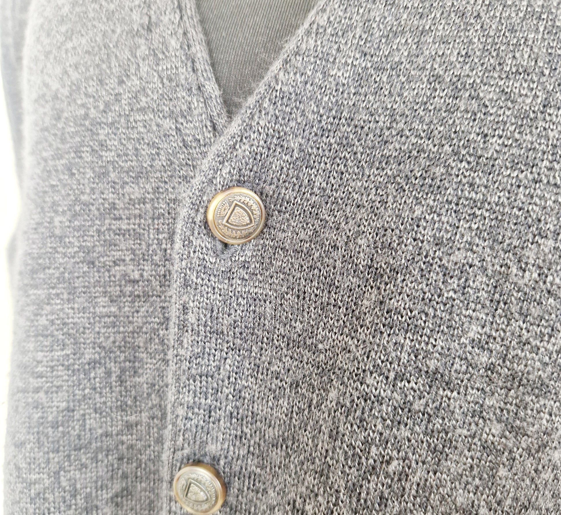 Einzigartige und nachhaltige Vintage Weste in dunkelgrau. Unique and sustainable vintage vest in dark grey. Close-up.