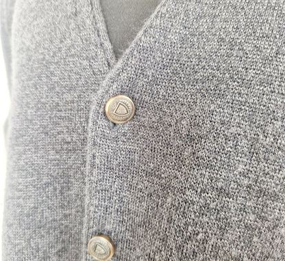 Einzigartige und nachhaltige Vintage Weste in dunkelgrau. Unique and sustainable vintage vest in dark grey. Close-up.