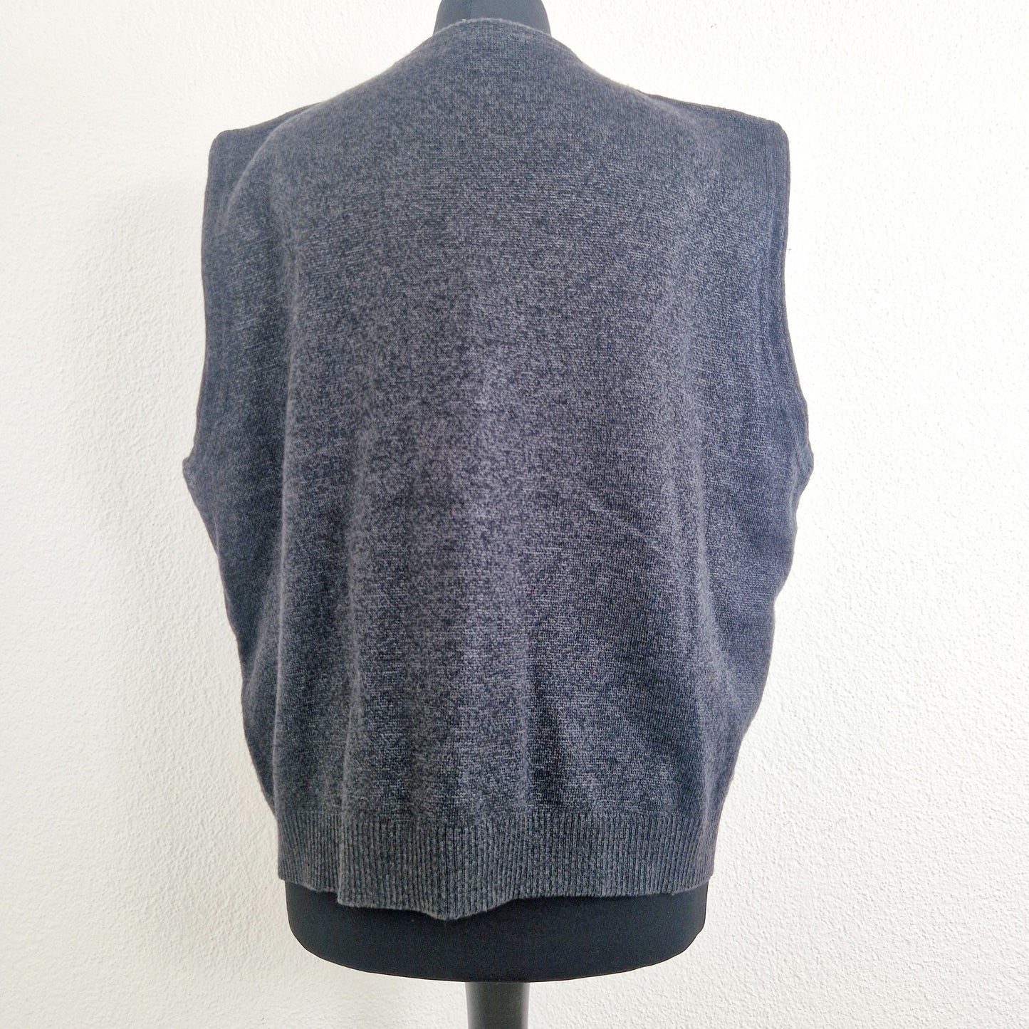 Einzigartige und nachhaltige Vintage Weste in dunkelgrau. Unique and sustainable vintage vest in dark grey. Back.