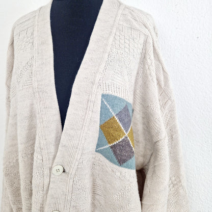 Einzigartiger und nachhaltiger Vintage Cardigans in creme mit geometrischem Muster. Unique and sustainable vintage cardigan in creme with geometric pattern. Close-up.