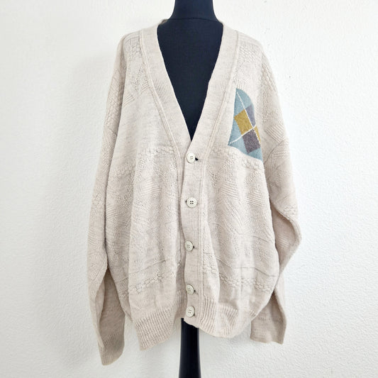 Einzigartiger und nachhaltiger Vintage Cardigans in creme mit geometrischem Muster. Unique and sustainable vintage cardigan in creme with geometric pattern. Front.