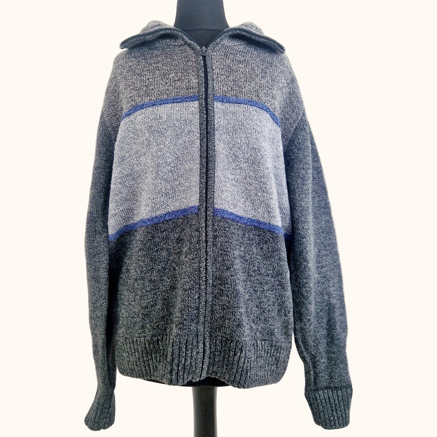 Einzigartiger und nachhaltiger Vintage Cardigan in grau mit Streifen. Unique and sustainable vintage cardigan in grey with stripes. Front. 