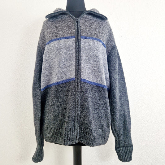 Einzigartiger und nachhaltiger Vintage Cardigan in grau mit Streifen. Unique and sustainable vintage cardigan in grey with stripes. Front. 