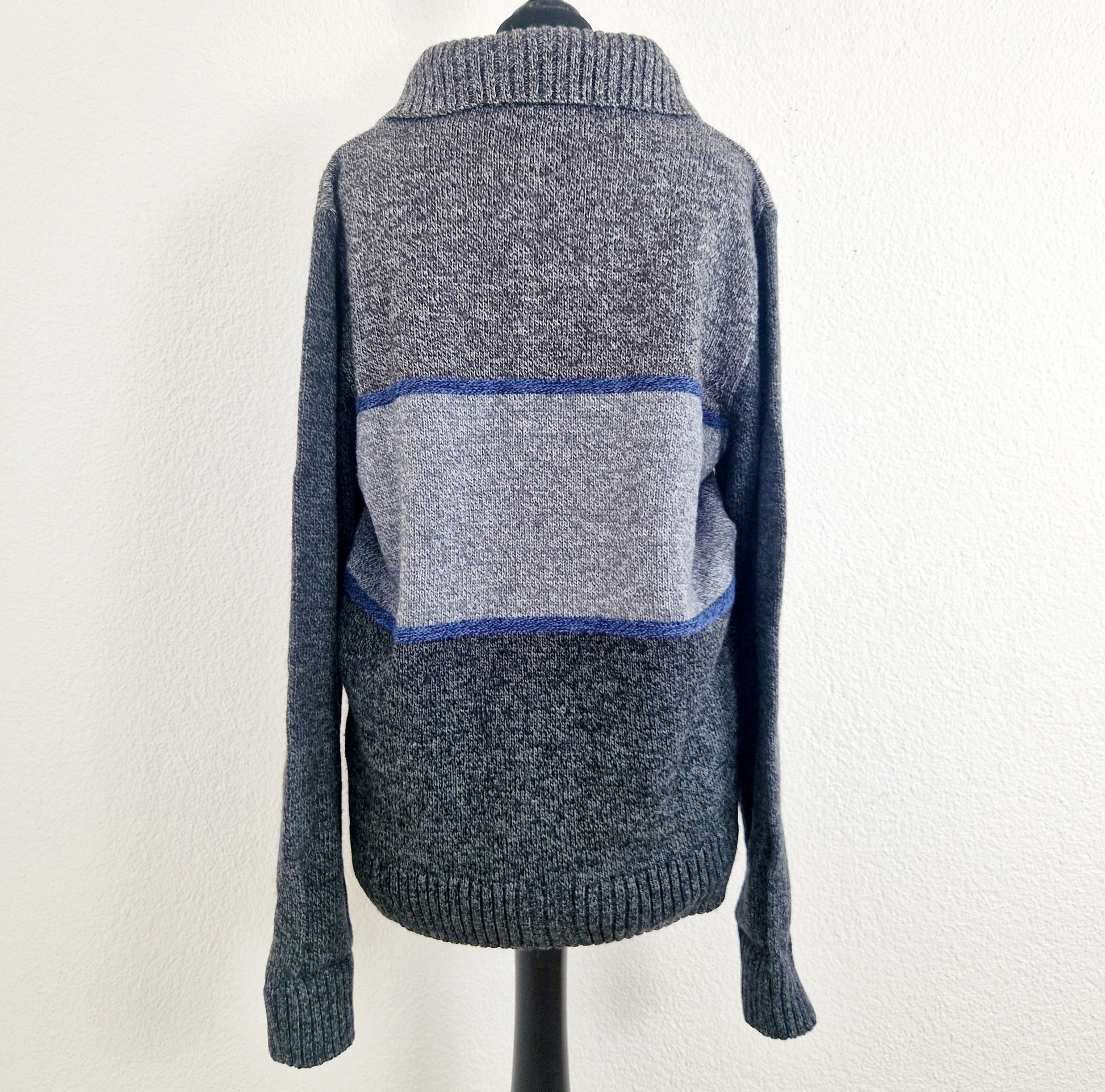 Einzigartiger und nachhaltiger Vintage Cardigan in grau mit Streifen. Unique and sustainable vintage cardigan in grey with stripes. Back.