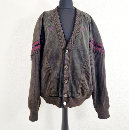 Einzigartiger und nachhaltiger Vintage Cardigan in anthrazit mit Leder. Unique and sustainable vintage cardigan in anthrazit with leather. Front.