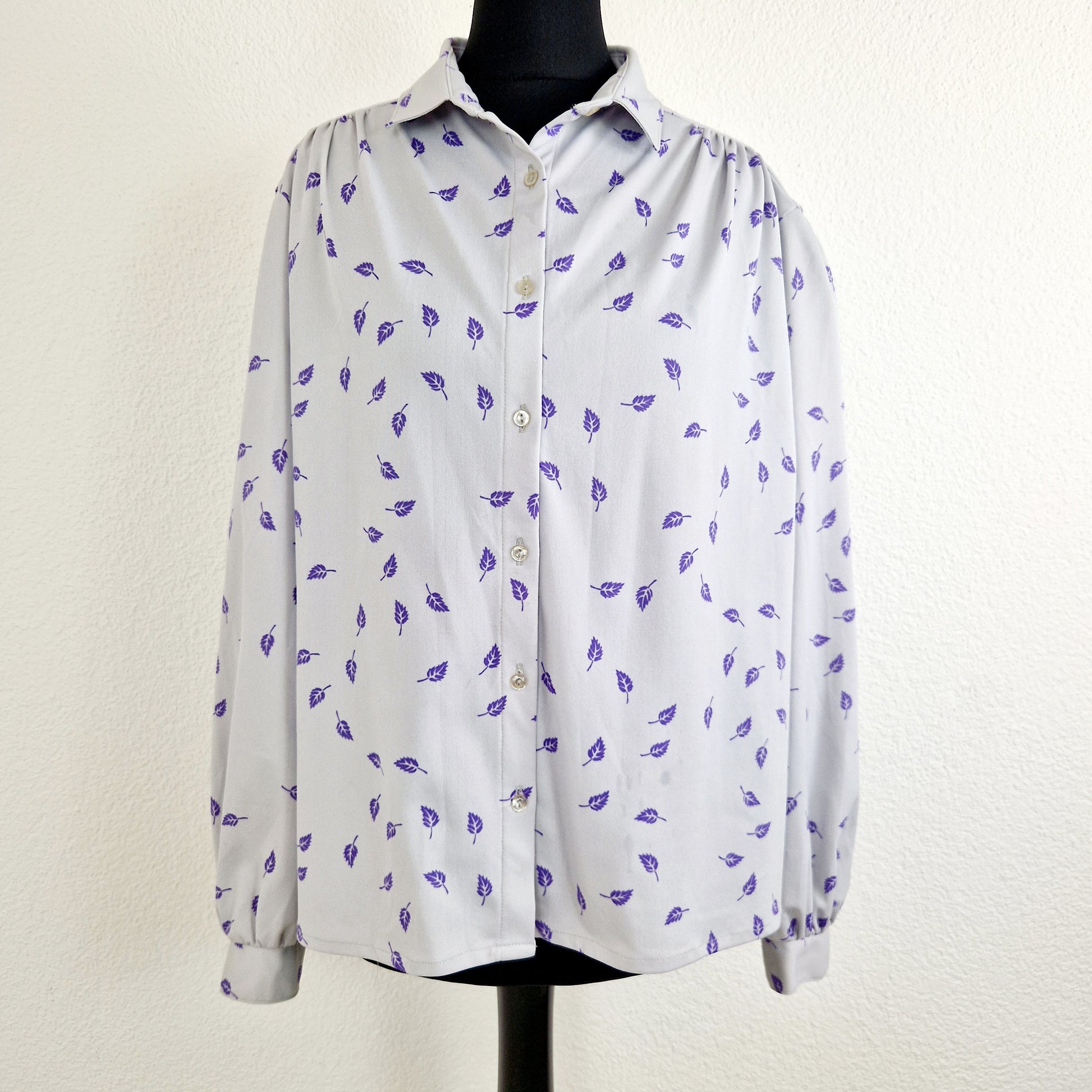 Einzigartige und nachhaltige Vintage Bluse in hellgrau-violett mit Blättern. Unique and sustainable vintage blouse in light grey-purple with leaves. Front.