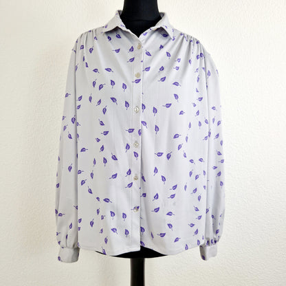 Einzigartige und nachhaltige Vintage Bluse in hellgrau-violett mit Blättern. Unique and sustainable vintage blouse in light grey-purple with leaves. Front.