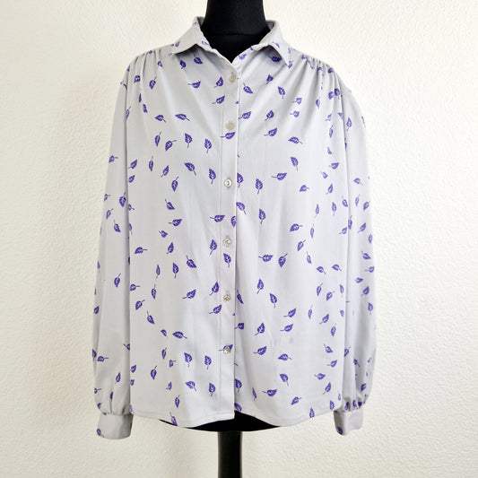 Einzigartige und nachhaltige Vintage Bluse in hellgrau-violett mit Blättern. Unique and sustainable vintage blouse in light grey-purple with leaves. Front.