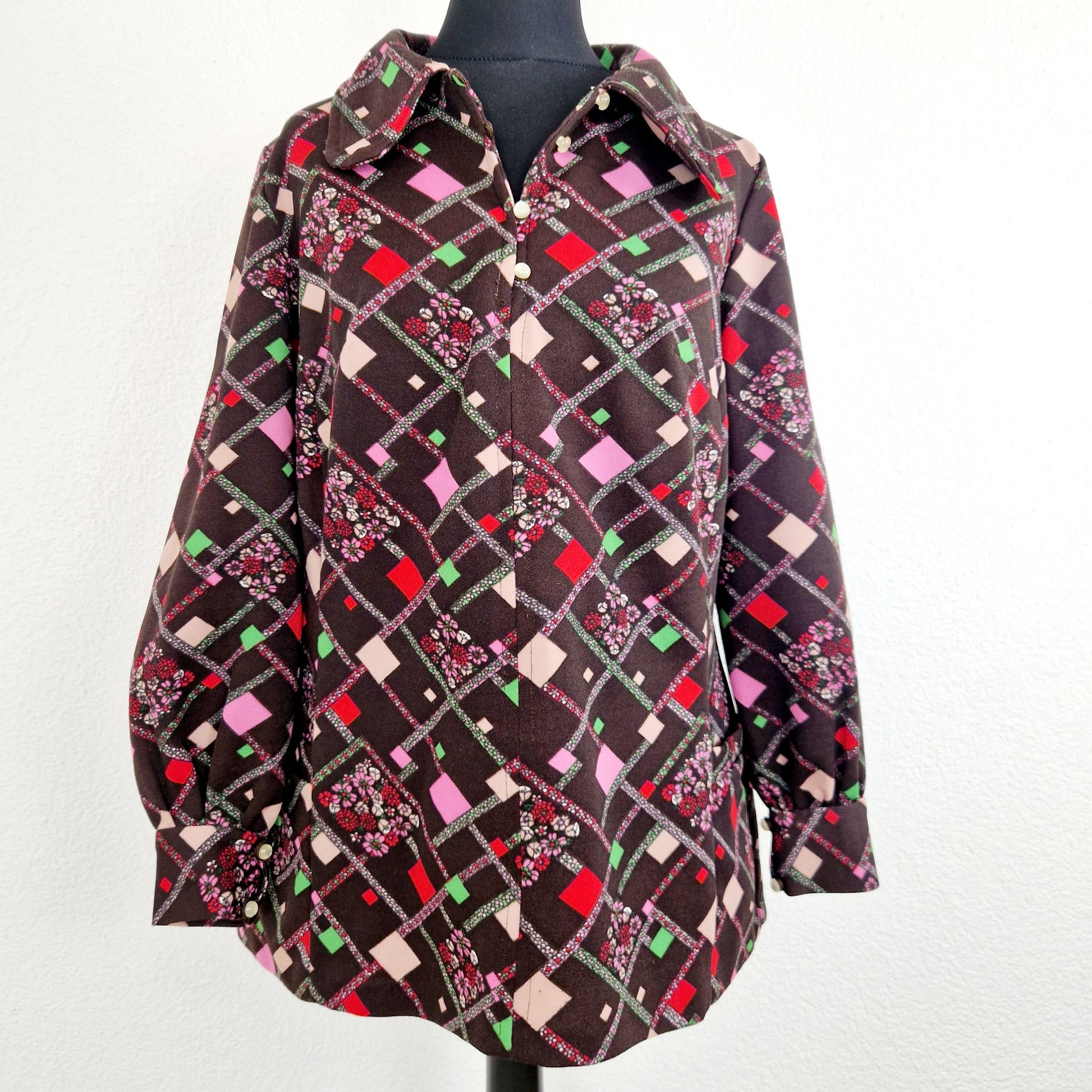 Einzigartige und nachhaltige Vintage Bluse in braun mit Vierecken. Unique and sustainable vintage blouse in brown with squares. Front.