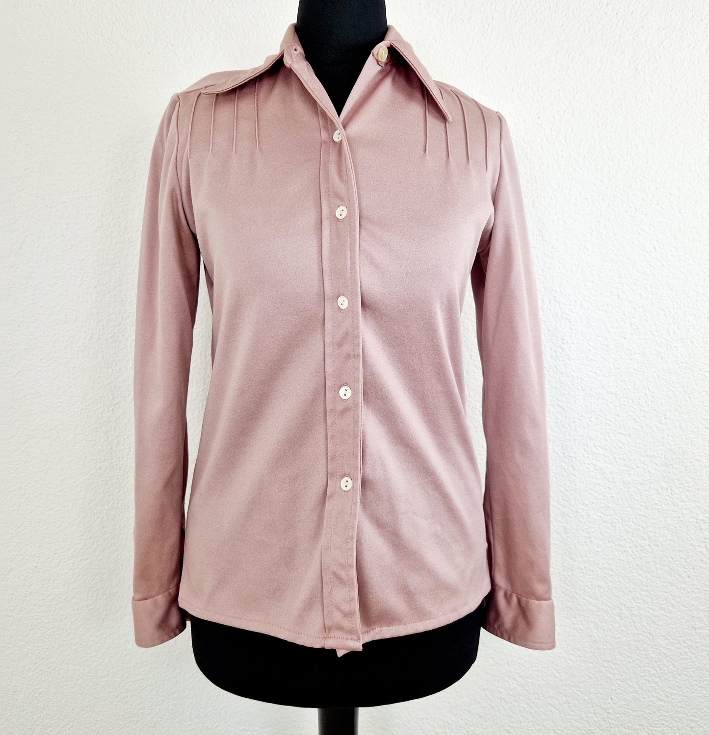Einzigartige und nachhaltige Vintage Bluse in altrosa. Unique and sustainable vintage blouse in dusty pink. Front.