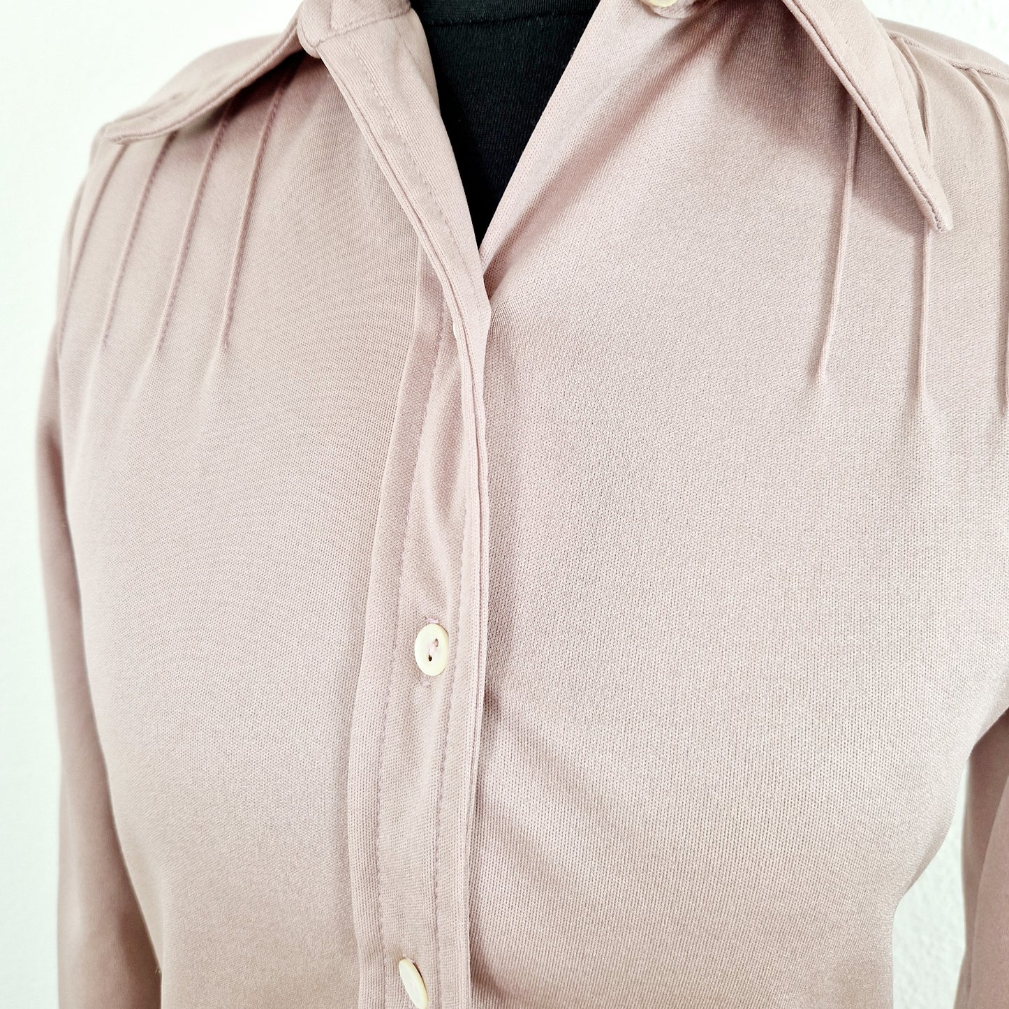 Einzigartige und nachhaltige Vintage Bluse in altrosa. Unique and sustainable vintage blouse in dusty pink. Close-up.