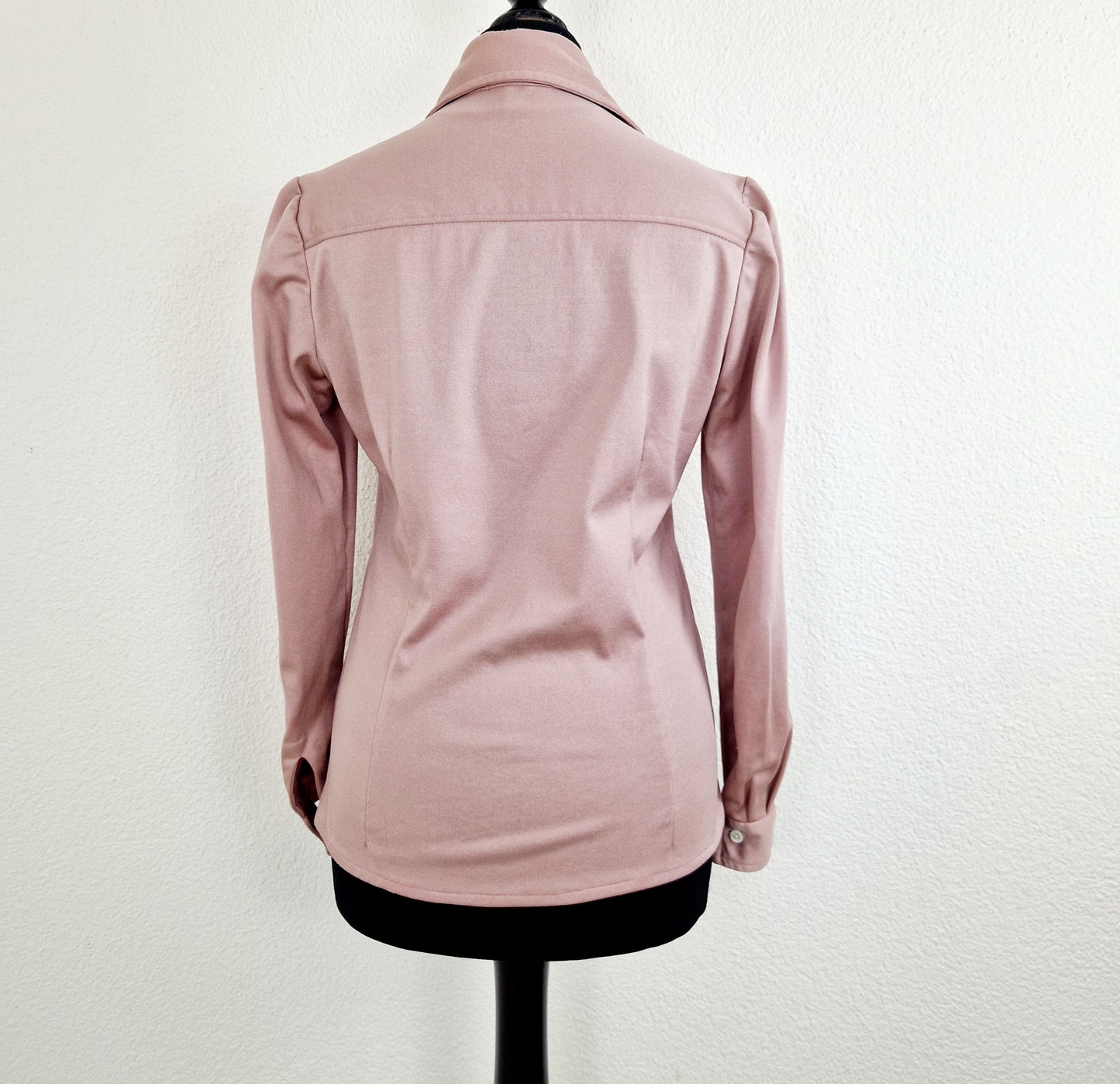 Einzigartige und nachhaltige Vintage Bluse in altrosa. Unique and sustainable vintage blouse in dusty pink. Back.