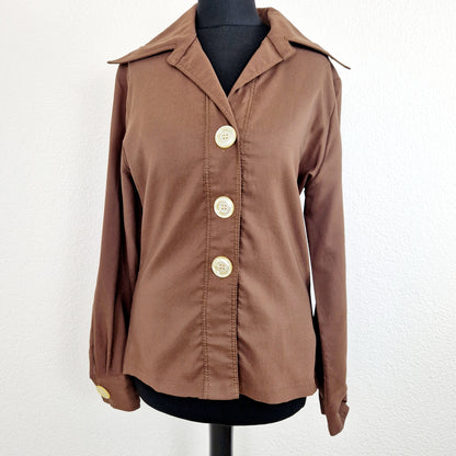 Einzigartige und nachhaltige Vintage Bluse in braun. Unique and sustainable vintage blouse in brown. Front. 