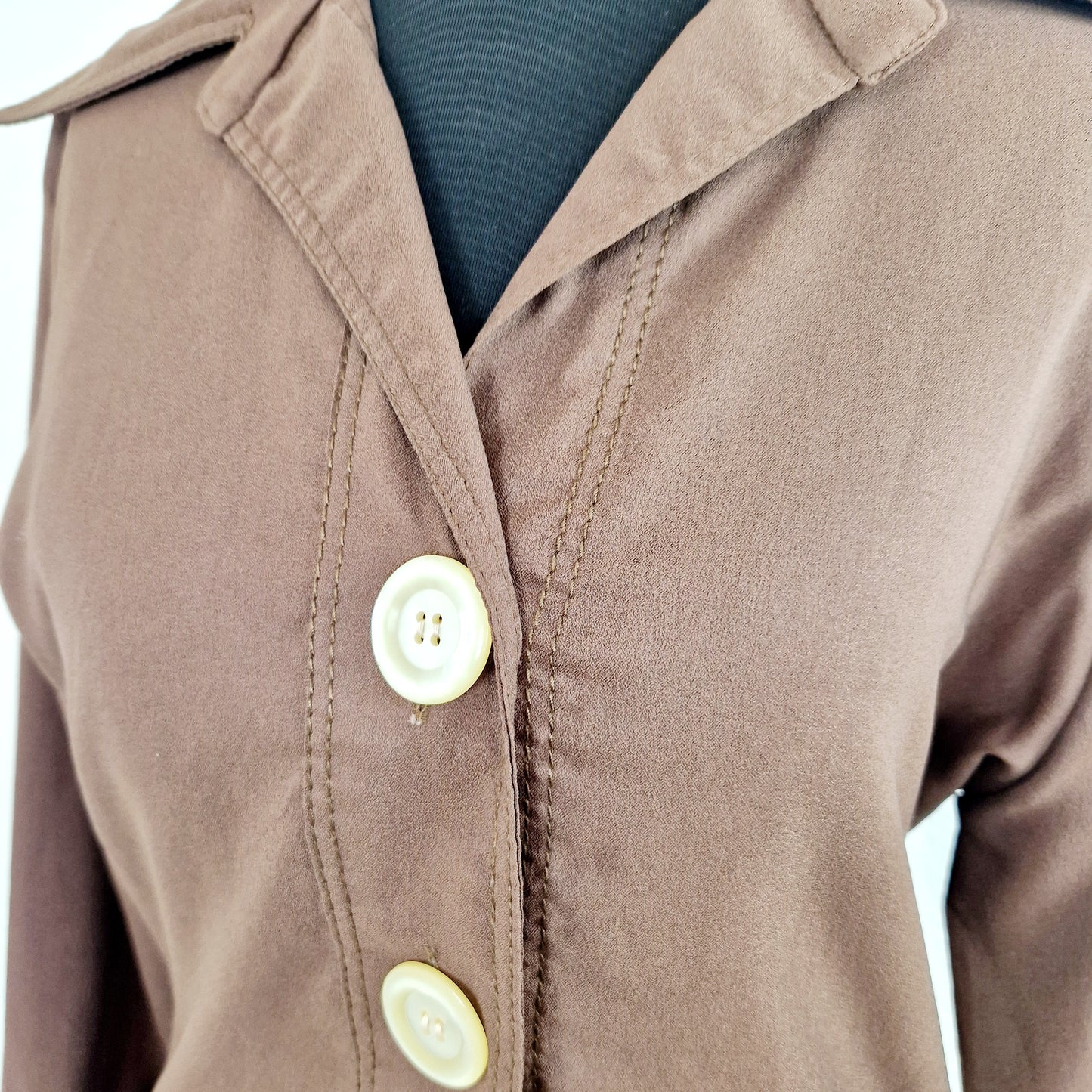Einzigartige und nachhaltige Vintage Bluse in braun. Unique and sustainable vintage blouse in brown. Close-up.
