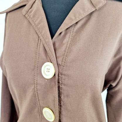 Einzigartige und nachhaltige Vintage Bluse in braun. Unique and sustainable vintage blouse in brown. Close-up.