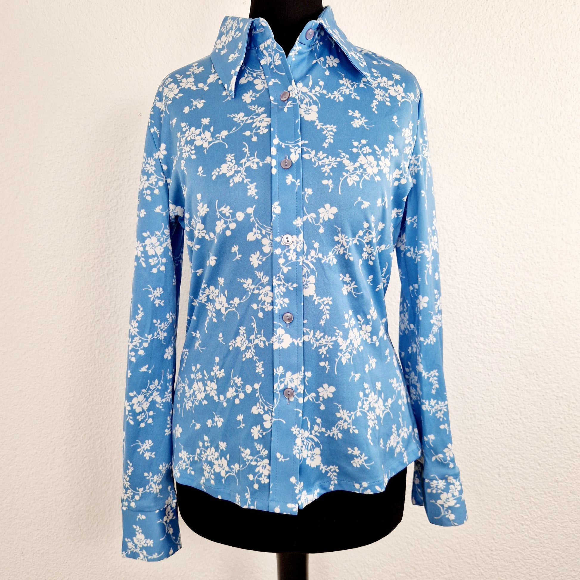 Einzigartige und nachhaltige Vintage Bluse in hellblau mit Blumen. Unique and sustainable vintage blouse in light blue with flowers. Front.