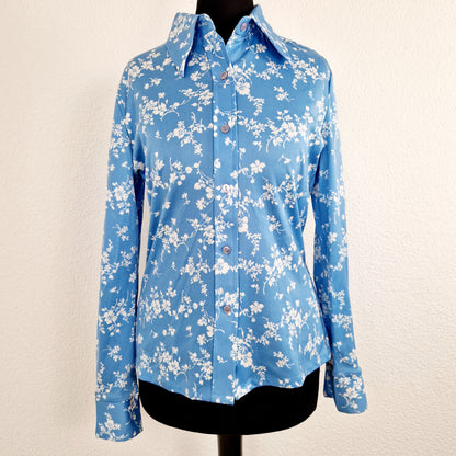 Einzigartige und nachhaltige Vintage Bluse in hellblau mit Blumen. Unique and sustainable vintage blouse in light blue with flowers. Front.