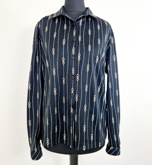 Einzigartige und nachhaltige Vintage Bluse in schwarz mit Reiterdetails. Unique and sustainable vintage blouse in black with horse riding details. Front.
