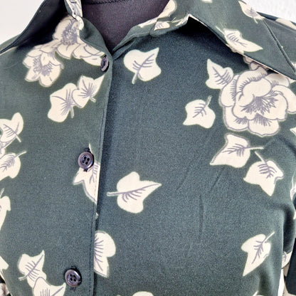 Einzigartige und nachhaltige Vintage Bluse in schwarz-eierschale mit Efeu. Unique and sustainable vintage blouse in black-off-white with ivy. Close-up.