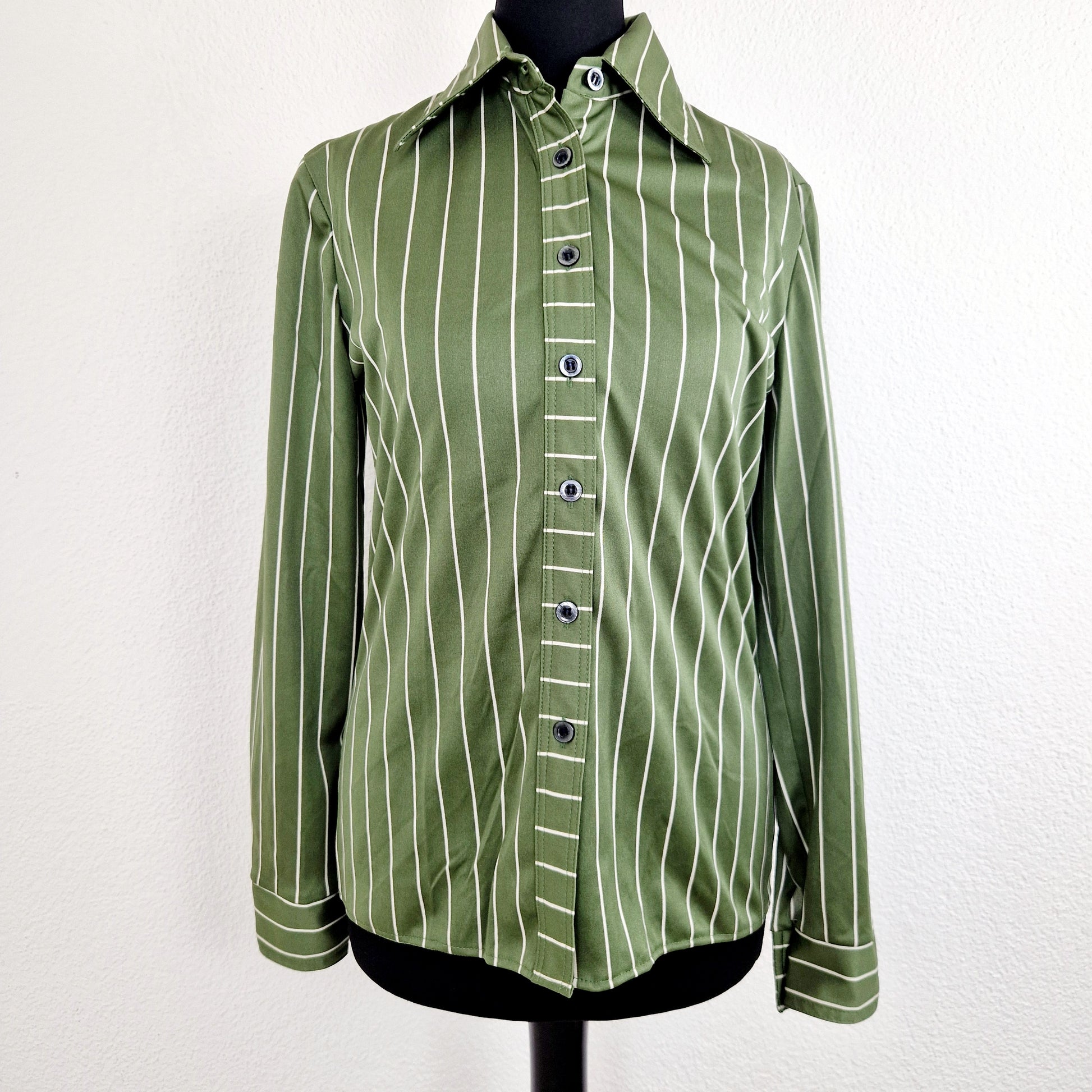 Einzigartige und nachhaltige Vintage Bluse in oliv-weiss mit Streifen. Unique and sustainable vintage blouse in olive-white with stripes. Front.