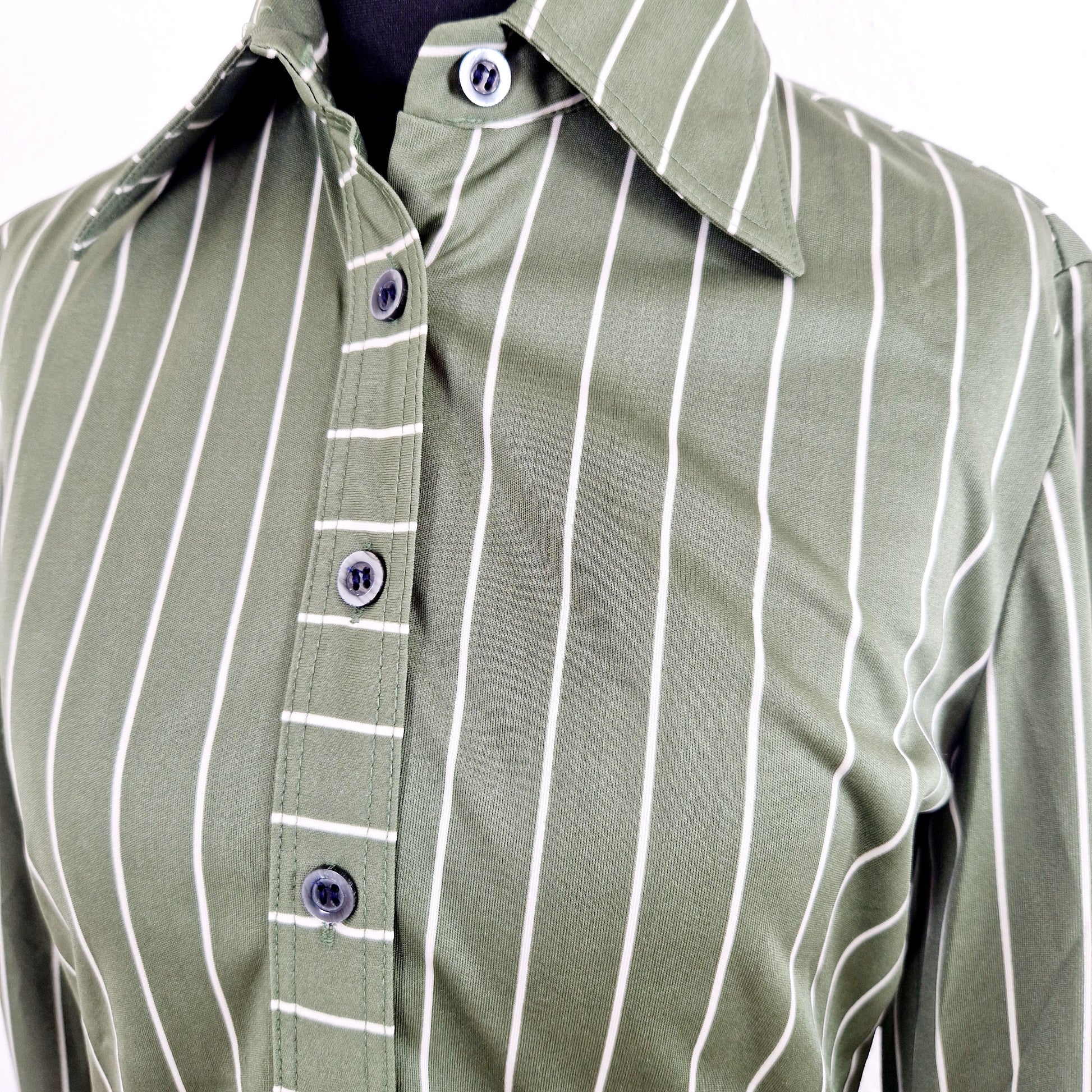 Einzigartige und nachhaltige Vintage Bluse in oliv-weiss mit Streifen. Unique and sustainable vintage blouse in olive-white with stripes. Close-up.
