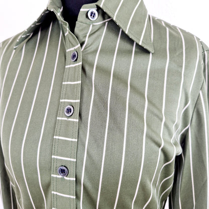 Einzigartige und nachhaltige Vintage Bluse in oliv-weiss mit Streifen. Unique and sustainable vintage blouse in olive-white with stripes. Close-up.