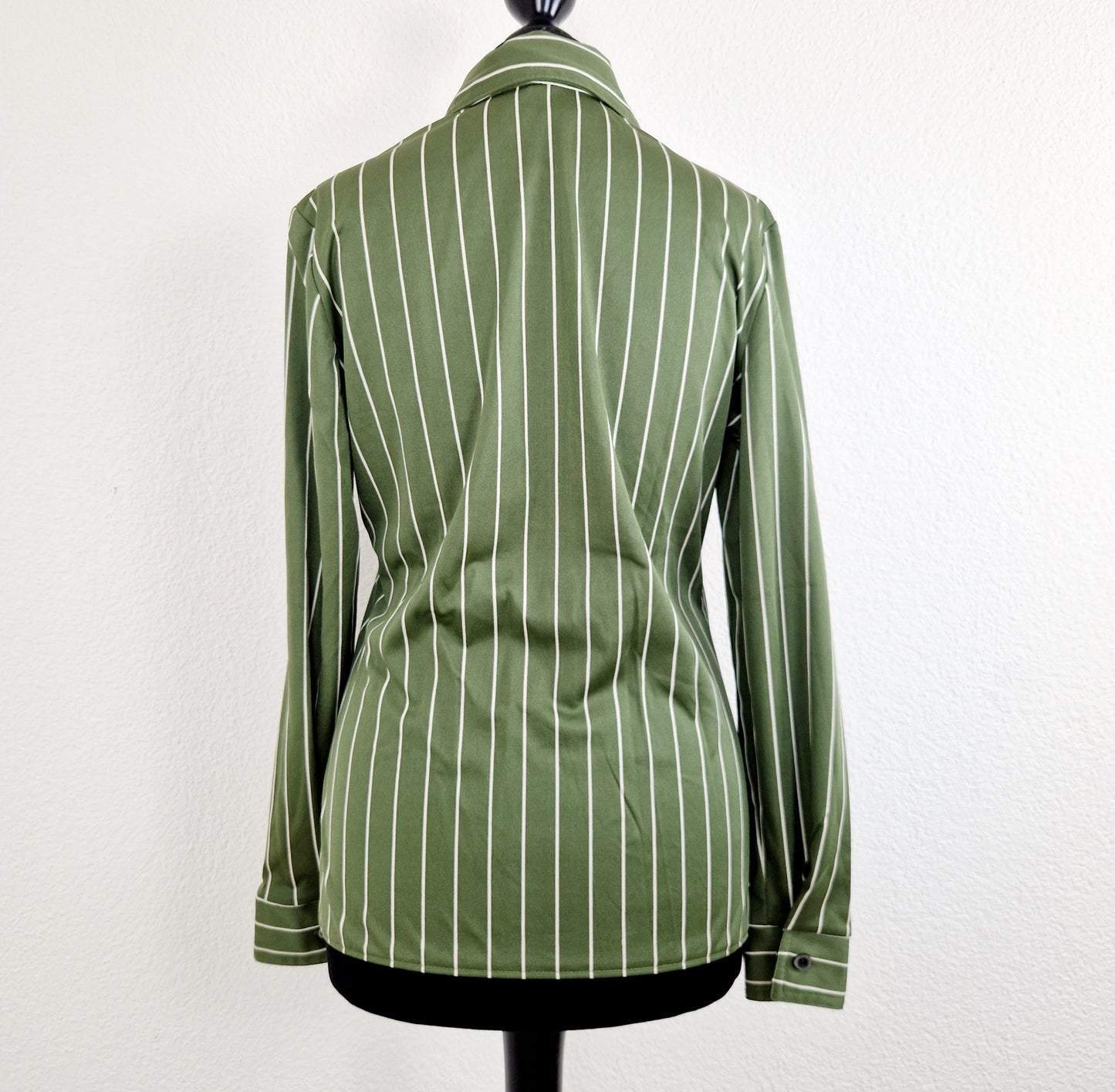 Einzigartige und nachhaltige Vintage Bluse in oliv-weiss mit Streifen. Unique and sustainable vintage blouse in olive-white with stripes. Back.