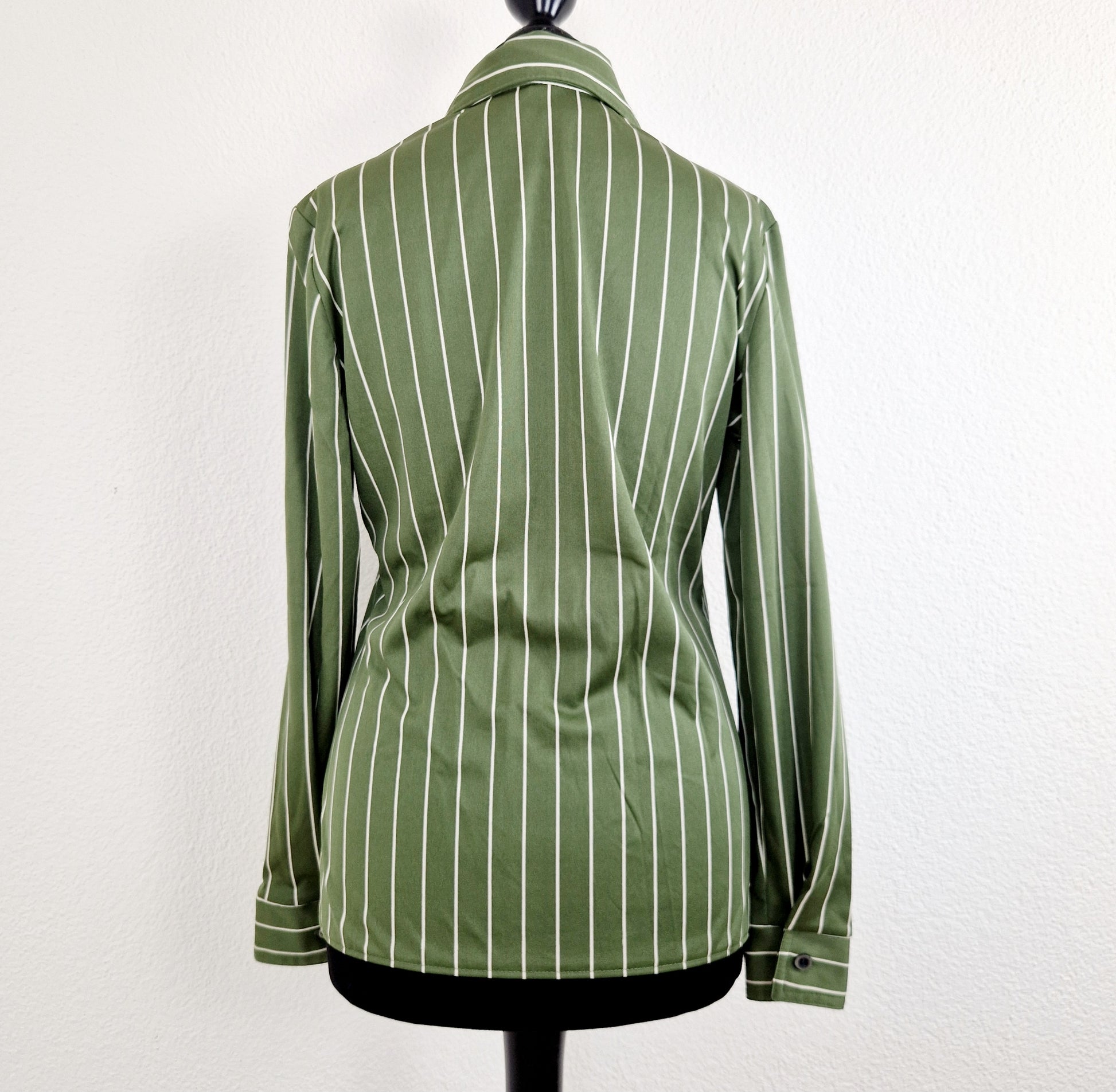 Einzigartige und nachhaltige Vintage Bluse in oliv-weiss mit Streifen. Unique and sustainable vintage blouse in olive-white with stripes. Back.
