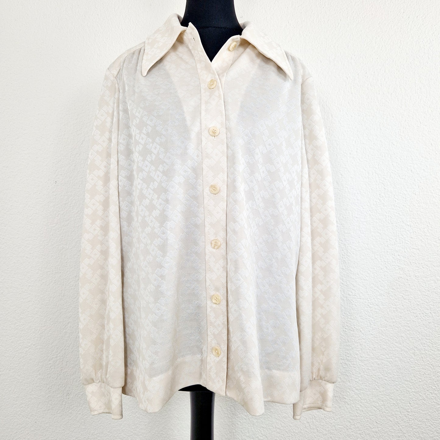 Einzigartige und nachhaltige Vintage Bluse in eierschale mit Vierecken. Unique and sustainable vintage blouse in off-white with squares. Front.