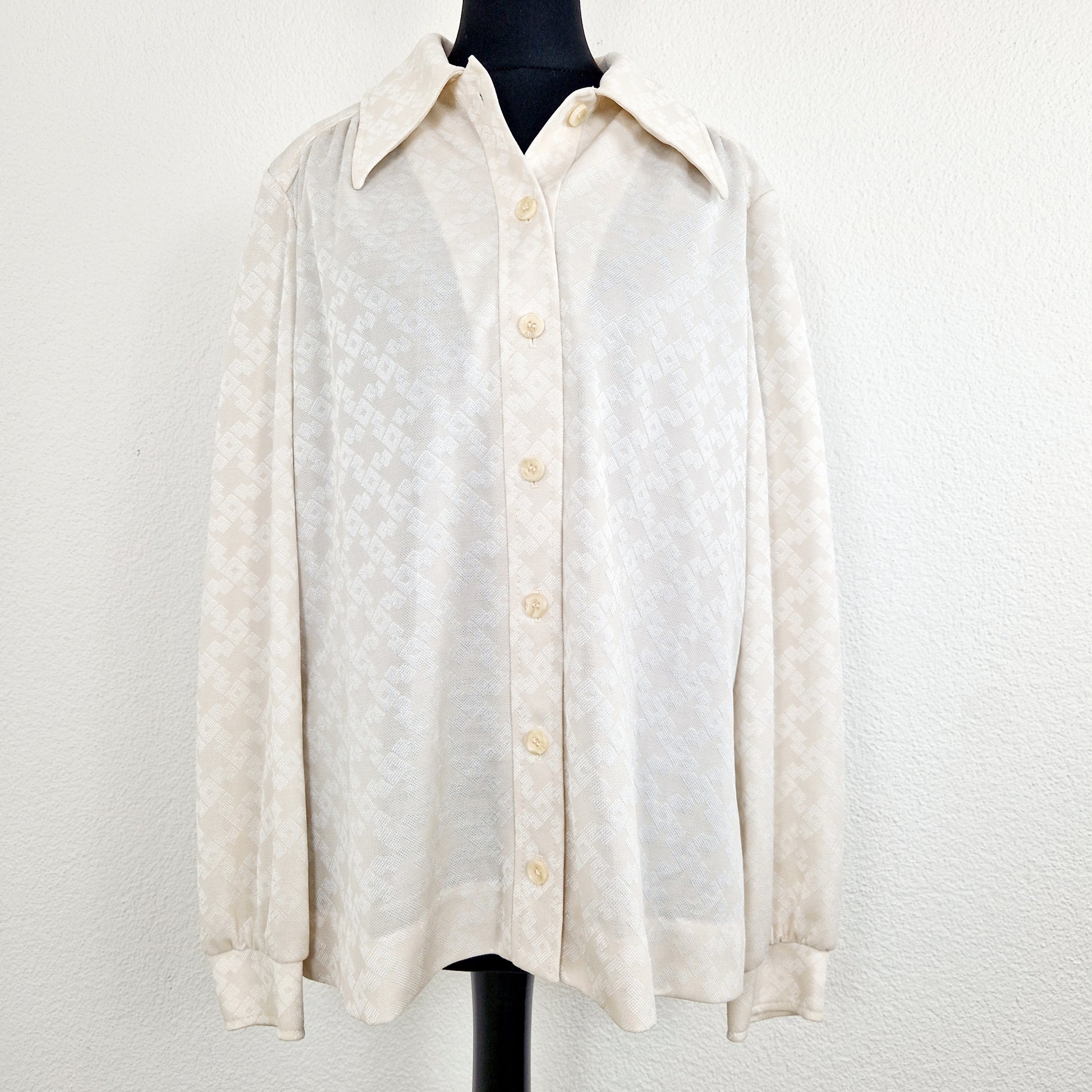 Einzigartige und nachhaltige Vintage Bluse in eierschale mit Vierecken. Unique and sustainable vintage blouse in off-white with squares. Front.