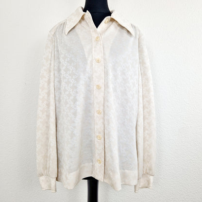 Einzigartige und nachhaltige Vintage Bluse in eierschale mit Vierecken. Unique and sustainable vintage blouse in off-white with squares. Front.