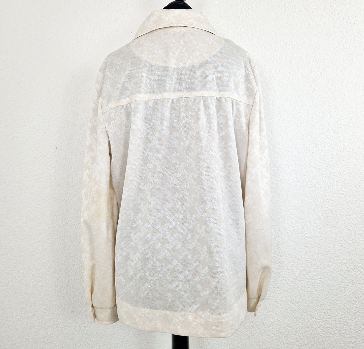 Einzigartige und nachhaltige Vintage Bluse in eierschale mit Vierecken. Unique and sustainable vintage blouse in off-white with squares. Back.
