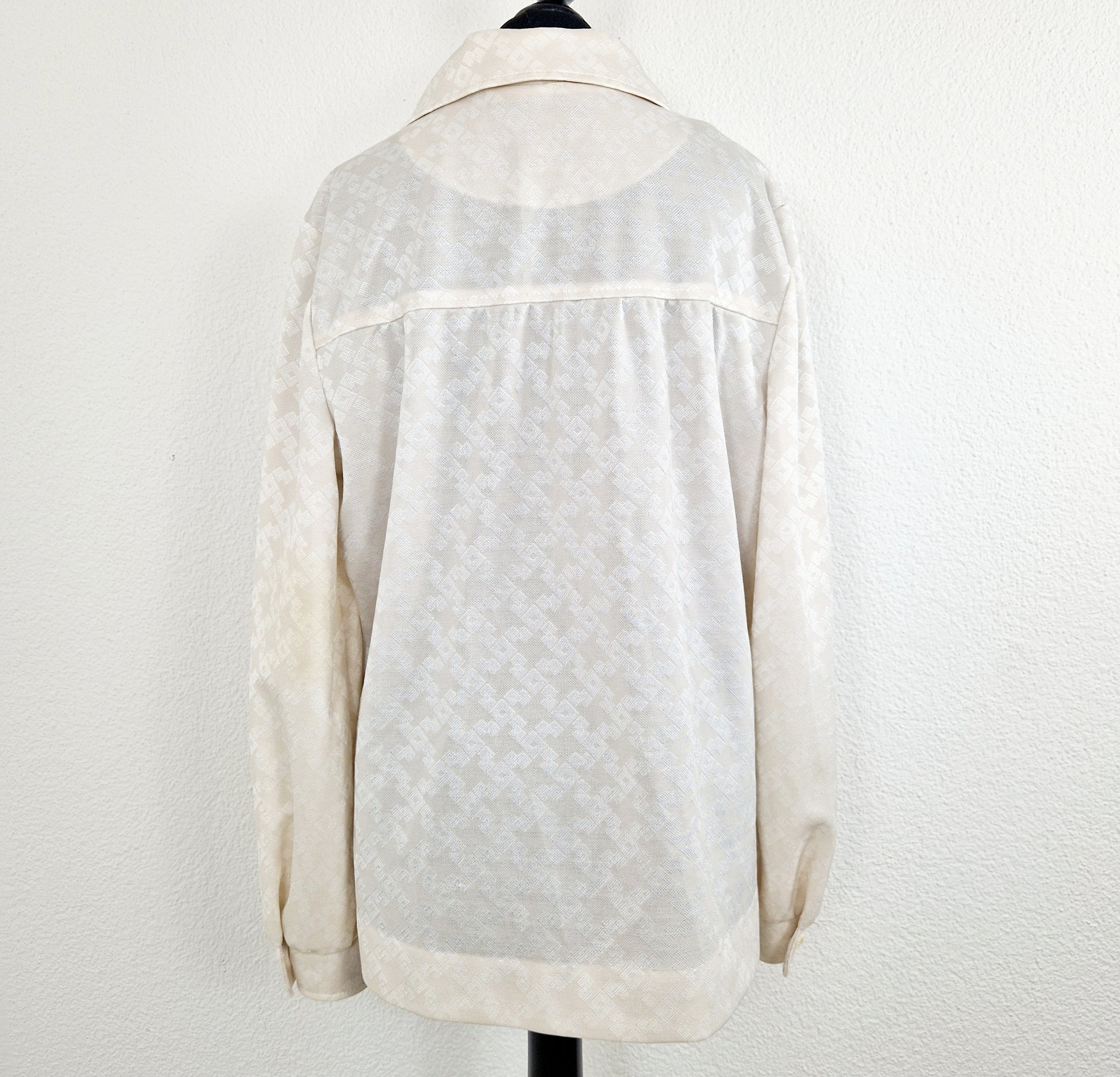 Einzigartige und nachhaltige Vintage Bluse in eierschale mit Vierecken. Unique and sustainable vintage blouse in off-white with squares. Back.