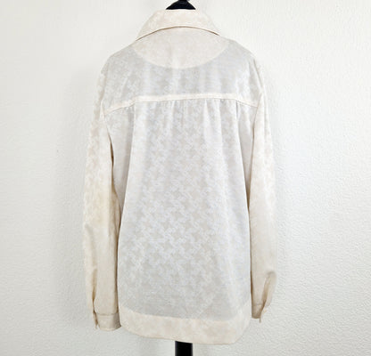 Einzigartige und nachhaltige Vintage Bluse in eierschale mit Vierecken. Unique and sustainable vintage blouse in off-white with squares. Back.