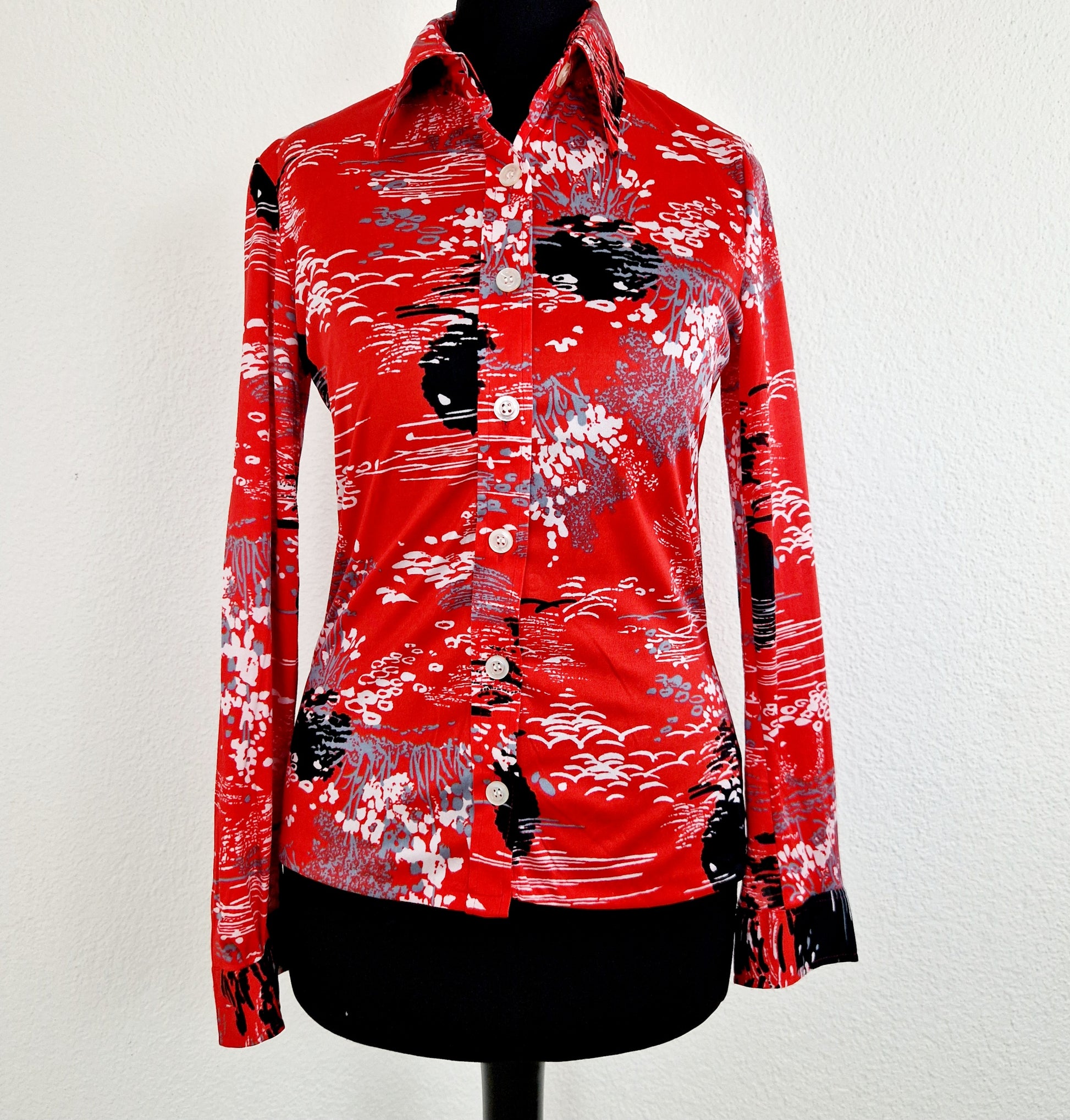 Einzigartige und nachhaltige Vintage Bluse in rot mit Blumen und Vögeln. Unique and sustainable vintage blouse in red with flowers and birds. Front.