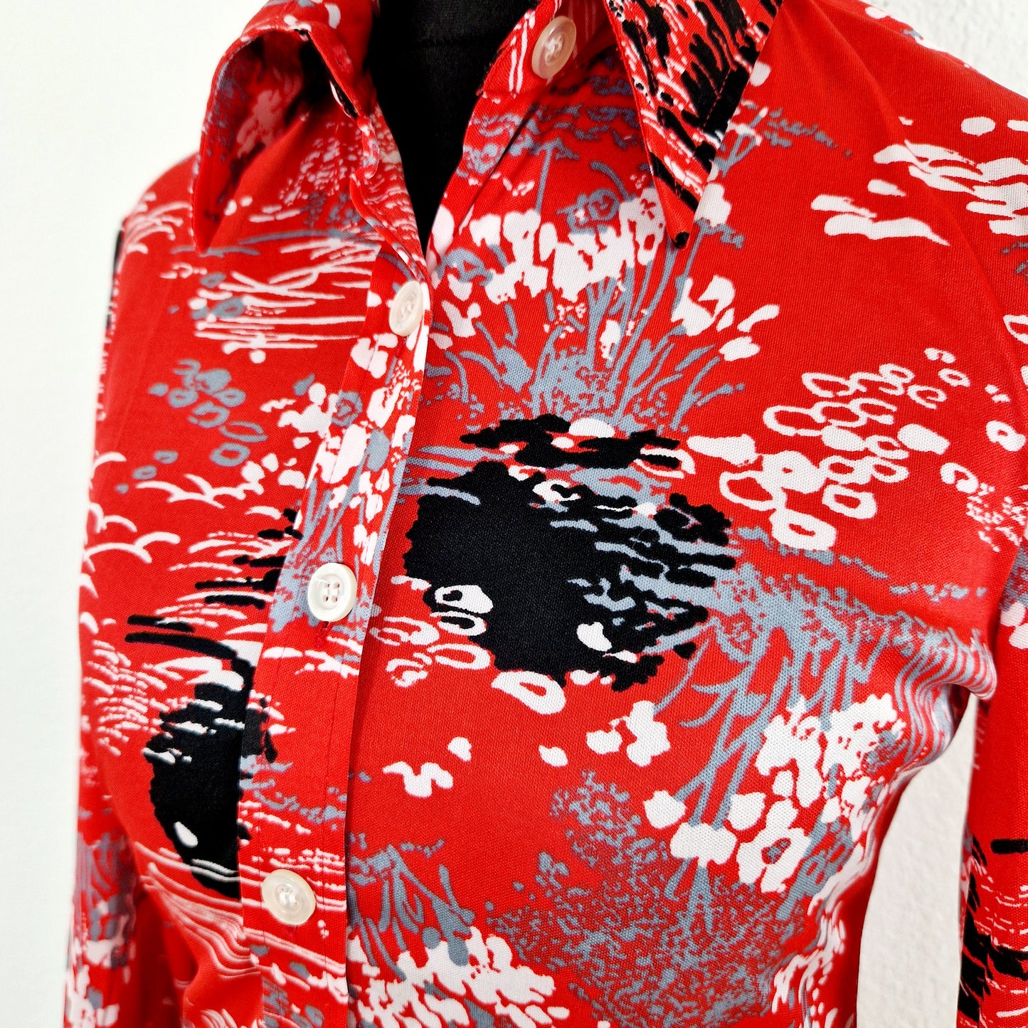 Einzigartige und nachhaltige Vintage Bluse in rot mit Blumen und Vögeln. Unique and sustainable vintage blouse in red with flowers and birds. Close-up.