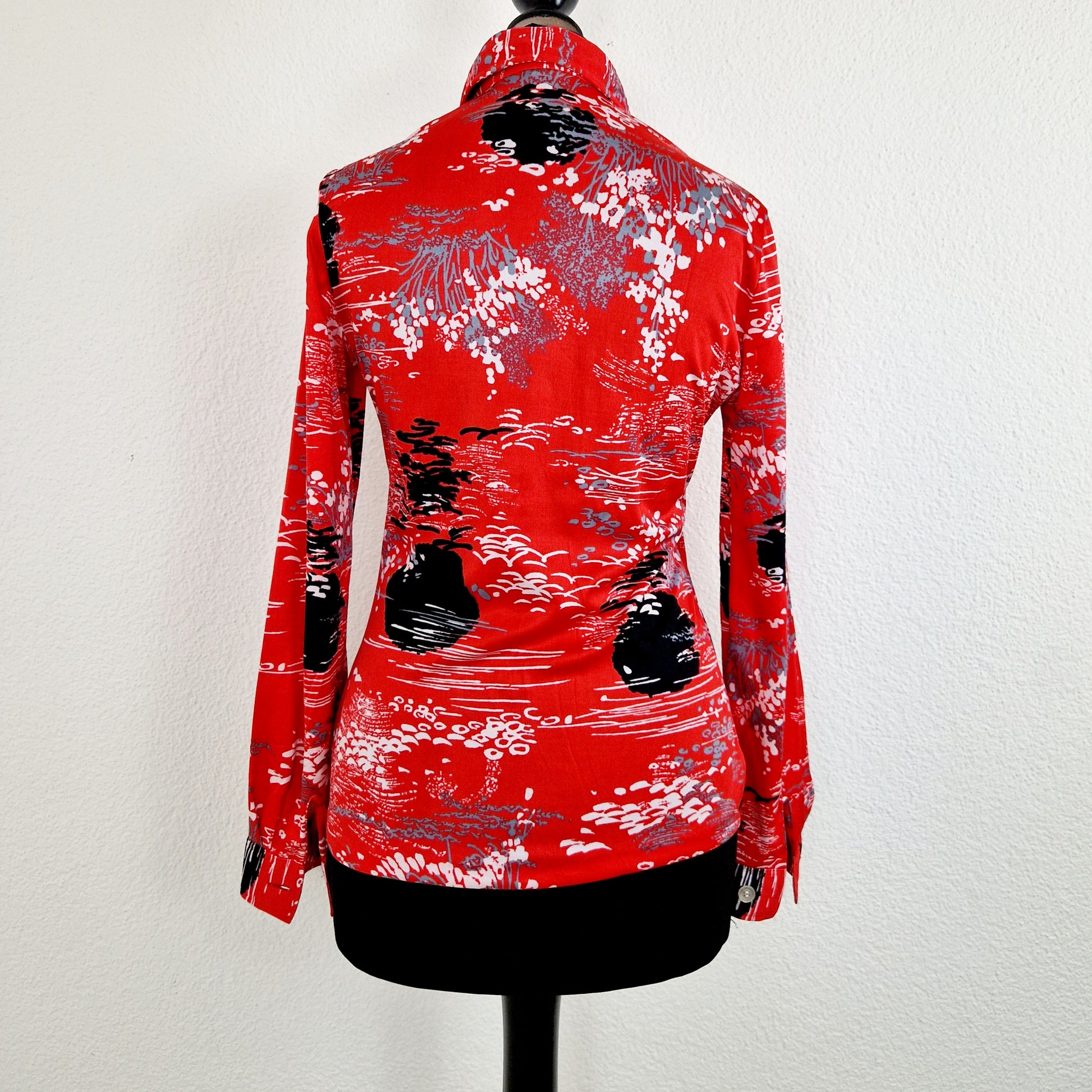 Einzigartige und nachhaltige Vintage Bluse in rot mit Blumen und Vögeln. Unique and sustainable vintage blouse in red with flowers and birds. Back.