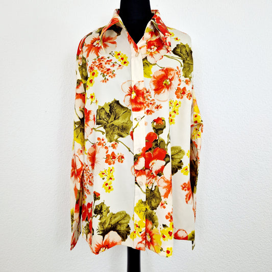 Einzigartige und nachhaltige Vintage Bluse in eierschale-orange-khaki mit Blumen. Unique and sustainable vintage Blouse in off white-orange-khaki with flowers. Front.