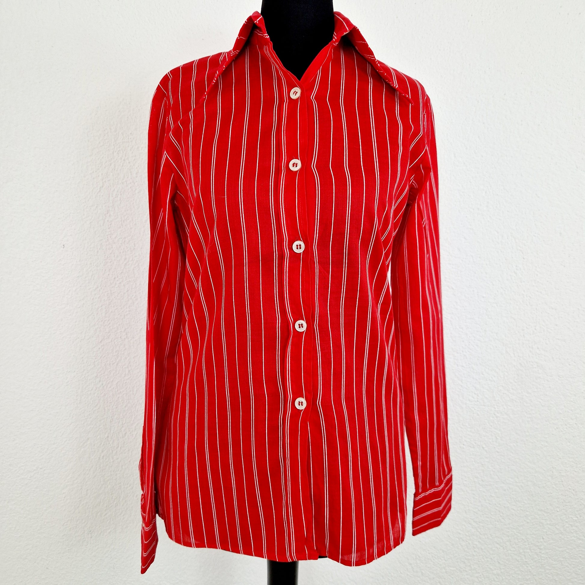 Einzigartige und nachhaltige Vintage Bluse in rot-weiss mit Streifen. Unique and sustainable vintage blouse in red-white with stripes. Front. 