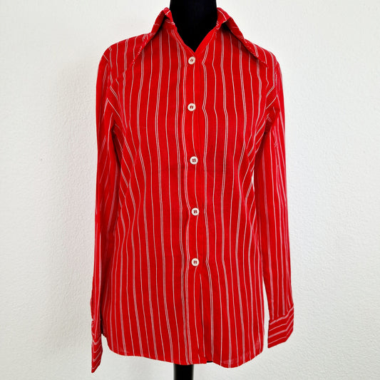 Einzigartige und nachhaltige Vintage Bluse in rot-weiss mit Streifen. Unique and sustainable vintage blouse in red-white with stripes. Front. 