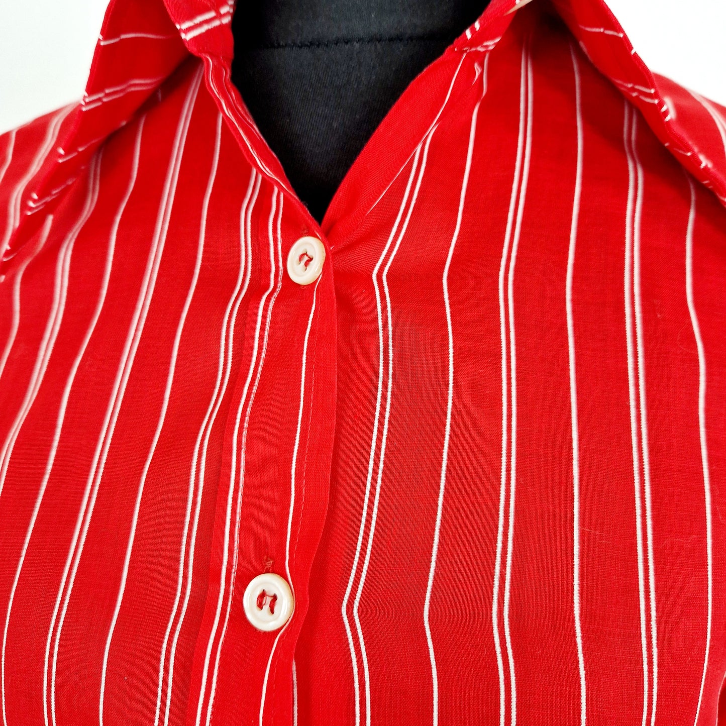 Einzigartige und nachhaltige Vintage Bluse in rot-weiss mit Streifen. Unique and sustainable vintage blouse in red-white with stripes. Close-up.